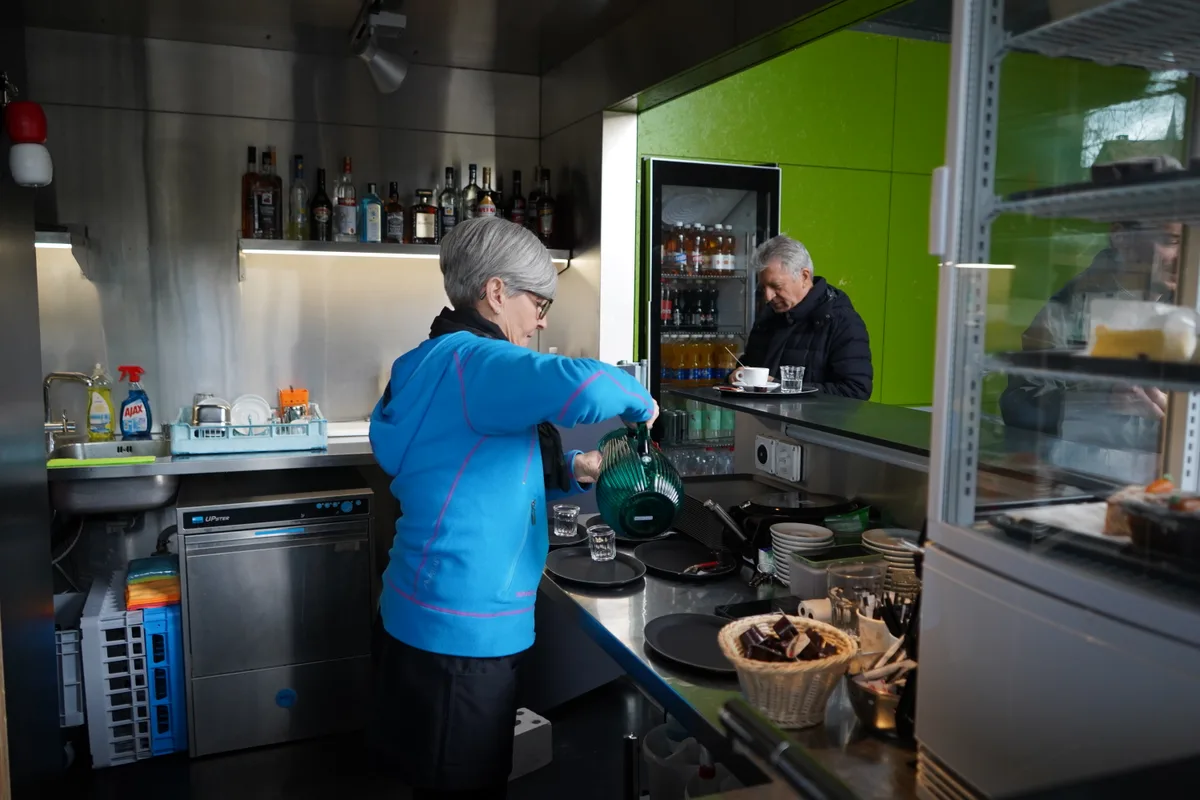 Petra Kessler steht hinter dem Tresen und schenkt Kaffee ein.